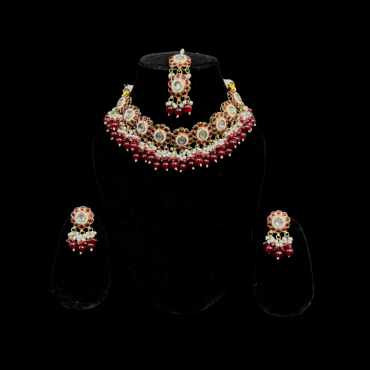 Enter a realm of luxury with Gethnical's Bridal Collection. Each piece reflects our dedication to quality, made to celebrate your special day. Our bridal jewelry combines traditional craftsmanship with modern style, ensuring you look stunning on your big day. This collection represents the best for the bride who wants nothing less than perfection.

